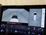 【パノラミックビューモニター】車を真上から見た状態をナビに映し出し、駐車時などをサポート☆クルマの斜め後ろなど、目が届きにくい箇所も確認できるため、いち早く障害物に気が付くことができます!