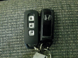 スマートキー付!キーを取り出さなくてもドアロックの施錠・開錠、エンジンの始動が出来ます!雨の日や荷物の多い日にとても便利ですね♪