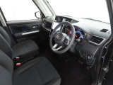 シンプルで使いやすいデザインの運転席です。