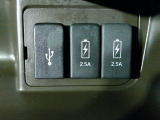 通常のUSB入力端子の他にスマホ充電に対応した2.5AのUSB端子を2箇所装備☆仲良く充電できちゃいますね☆
