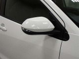 対向車や歩行者が認識しやすいサイドターンランプ付カラードドアミラー