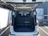 バックドアは大きく開きます。定員乗車時でも十分広いラゲッジスペースを確保しています
