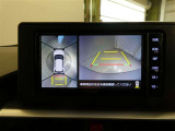 パノラミックビューモニター付きです。車両を上から見たような映像をディスプレイオーディオ画面に表示。運転席からの目視だけでは見にくい、車両周辺の状況をリアルタイムでしっかり確認できます。