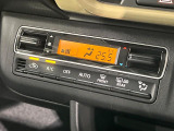 【オートエアコン】一度お好みの温度に設定すれば、車内の温度を検知し風量や温度を自動で調整。暑い&hellip;寒い&hellip;と何度もスイッチ操作をする必要はありません。快適な車内空間には必須の機能ですね♪