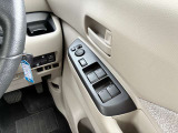 運転席側のドア部。こちらのスイッチでドアミラーの角度調整やパワーウィンドーの操作が可能になります。