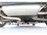 車両の下回り、後方より撮影。マフラーとシャーシに軽微なサビがございますが程度良好です。
