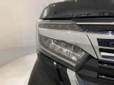 LEDヘッドライトは、点灯の瞬間から最大光量を発揮し、突然暗くなるトンネルなどでの安定感を高めます。
