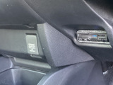 ビルトインタイプの【ETC】で見た目もスッキリ。高速道路の利用にとても便利です。【アクセサリーソケット】電源からケーブルをつなげば、スマートフォンなどの電子機器の充電などを行うことができます!
