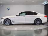 【拘りのFR】BMWが多く採用するFR車。ダイレクトでスポーティな加速感・シャープなハンドリングを実現。縦置きエンジンレイアウトにより、フラットで上質な乗り味です。