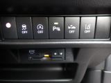 パーキングセンサーや横滑りを防ぐVSA等のスイッチ類は運転席の右側、手の届きやすい位置にあります。