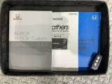 スマートキーは鍵をバッグに入れたままでもドアロックの開閉やエンジンのON・OFFができます。夜間や雨の日も鍵を探さなくて良いので便利です。