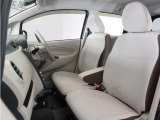 運転席と助手席は足元が繋がっているので自由に行き来しやすいので駐車場が狭いときでも助手席側からスムーズに乗り降りできて便利!