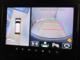全方位モニター付きです。車両を上から見たような映像をナビゲーション画面に表示。運転席からの目視だけでは見にくい、車両周辺の状況をリアルタイムでしっかり確認できます。