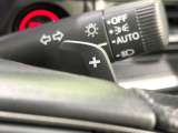 【パドルシフト】ハンドルから手を離さずに素早くシフトアップ&ダウンができるので、エンジンブレーキを使う下り坂や高速道路の合流で加速したい場面で役立ちます。
