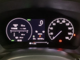 ハイブリット車専用のメーターです。右側の大型スピードメーターに加え、ステアリングスイッチを使って左のマルチインフォメーション・ディスプレイで燃費や動力伝達などの情報が見れるようになっています。