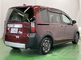 プライバシーガラスが装備されています。外を見るときには気にならずに、後方車両からは車内が見えにくくなってます