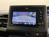 リバースギアに入れるだけで後方の表示へ切り替わります。夜間や雨の日の駐車も楽になりますよ。