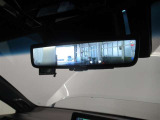 デジタルインナーミラー付き。後方視野角が広く、後席に同乗者がいても後方を確認しやすく安心です。
