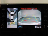 パノラミックビューモニター付きです。車両を上から見たような映像をディスプレイオーディオ画面に表示。運転席からの目視だけでは見にくい、車両周辺の状況をリアルタイムでしっかり確認できます。
