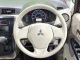 インテリアに合わせたデザインのステアリングは、運転される方のことも考え、運転しやすい形状、大きさです。是非一度、実際に触ってお確かめください。
