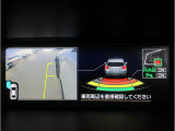 リバースにシフトすると、サイドカメラからの映像とあわせて、リヤバンパーについている障害物センサーの情報がマルチファンクションディスプレイに表示されます。
