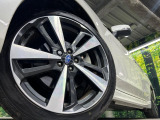 【純正18インチアルミホイール】外観にマッチした純正アルミホイールを装着しております。各種社外アルミホイールや、スタッドレスタイヤも取扱いしております。是非ご相談ください♪