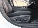 パワーシート搭載。微妙な調整が手軽にでき、ピッタリなポジションで運転することが可能です。