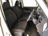 運転席の座面高さを調整できるシートリフターが付いています。