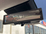 スマートルームミラーが付いております。後席に人が乗車した時や沢山の荷物を積んだ時もバックミラーの視界が遮られる事無く見えるので便利です♪
