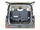 ラゲッジルームは、大容量のスペースを確保。普段のお買い物からレジャーまで、幅広く活躍してくれます!また、リアシートを倒すことでバリエーション豊かにお使いいただけます。