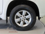 純正のアルミホイール装着車です。タイヤサイズは265/65R17です。