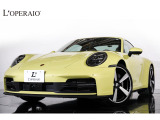 美しいカルタヘナイエローの外装色にインテリアはスポーティーなブラックレザーが選択されておりイエロー&times;ブラックのポルシェのデザインだからこそマッチする非常に相性よくお洒落な組み合わせの1台