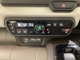 セレクトレバーの左上にプラズマクラスター付き・オートエアコンがついてますので簡単操作で快適に過ごせます。シートヒータースイッチ内蔵で前席の左右別々に2段階の温度設定ができます。