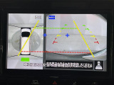 【アラウンドビューモニター】まるでクルマを真上から見下ろしたかのような視点で駐車をサポートします!クルマの斜め後ろや真横など、前後左右の4つのカメラの映像が合成されて、モニターに映し出されます。