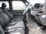 運転席、助手席ともに広々しています。また足元の広さだけでは無く、シートも大きめにしていますので体をしっかりと支え、長時間運転でも疲れが出にくい設計にしています。