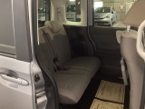 ホンダ車の低床ボディは、チャイルドシートへのお子さまの乗降や荷物の積載もスムーズ。足元もゆったりとしていますので、おくつろぎいただけます。