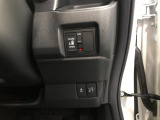 【片側電動スライドドア】リモコンや運転席のスイッチ操作のほか、ドアハンドルを少し引くだけでリアドアが自動開閉します♪