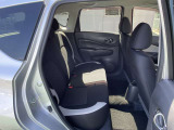 足元ゆったりの後部座席!大人二人が並んで座っても広々空間でドライブをお楽しみいただけます☆