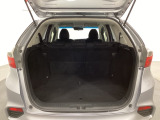 ラゲッジも広く使いやすいトランクは、開口部も広く荷物の積み下ろしもしやすいお車となっております。リアシートの背もたれは6:4の割合で分割して可倒できるので、長いお荷物などを載せることもできます。