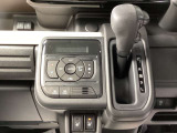 シフトノブの位置がステアリングに近く、運転しやすいインパネシフトを採用。
