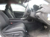 運転席、助手席ともに広々しています。また足元の広さだけでは無く、シートも大きめにしていますので体をしっかりと支え、長時間運転でも疲れが出にくい設計にしています。