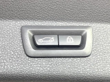 ●電動リアゲート:ワンタッチでリアゲートの開閉ができ、荷物などで両手が塞がっている状態でも簡単に開閉ができる便利機能です。