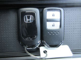 スマートキー付きです。人気装備の一つで、鍵を触らなくてもドアロックの開錠、エンジンの始動が出来ます。雨の日もキーを探す手間からも解放されますね。