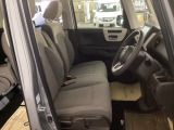 【ベンチシート】運転席と助手席の移動もスムーズ!狭い駐車場での乗り降りや、お子様の乗り降りにも便利です。座席の間にコンソールボックスやドリンクホルダーがないため、車内空間が広く感じます。