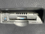 【ETC】有料道路を利用する際に料金所で停止することなく通過できる、ETC車載器(ノンストップ自動料金収受システム機器)が装備されています。セットアップを行うことで利用可能になります。