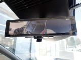 スマートルームミラーがリヤカメラで車両後方の映像ルームミラー表示しをクリアな後方視界を確保してくれます。