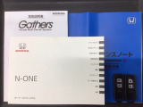 スマートキーは鍵をバッグに入れたままでもドアロックの開閉やエンジンのON・OFFができます。夜間や雨の日も鍵を探さなくて良いので便利です。