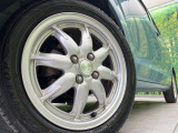 【純正15インチアルミホイール】外観にマッチした純正アルミホイールを装着しております。各種社外アルミホイールや、スタッドレスタイヤも取扱いしております。是非ご相談ください♪