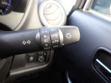 オートライト機能が装備されており暗い場所に入ると車両が検知しライトのON・OFFを自動的に切り替えてくれますので非常に便利な装備です♪