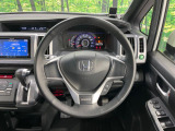 【純正革巻きステアリング】上質な革を使用することで、手にしっかり馴染みとても運転しやすいハンドルです♪